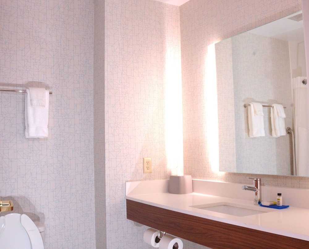 Suite, 2 Bedrooms - Photo 2