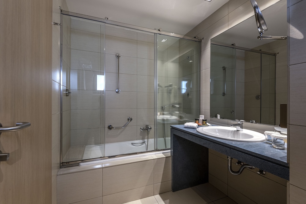 Double Room with Sea View - Photo 9