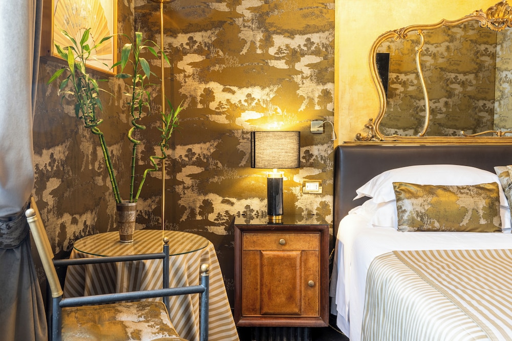 Deluxe Double or Twin Room thumbnail 6