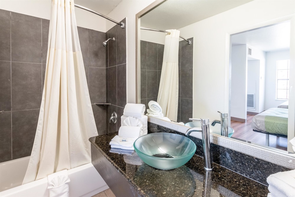 Deluxe Suite, 2 Double Beds, Non Smoking, Kitchenette - Photo 6