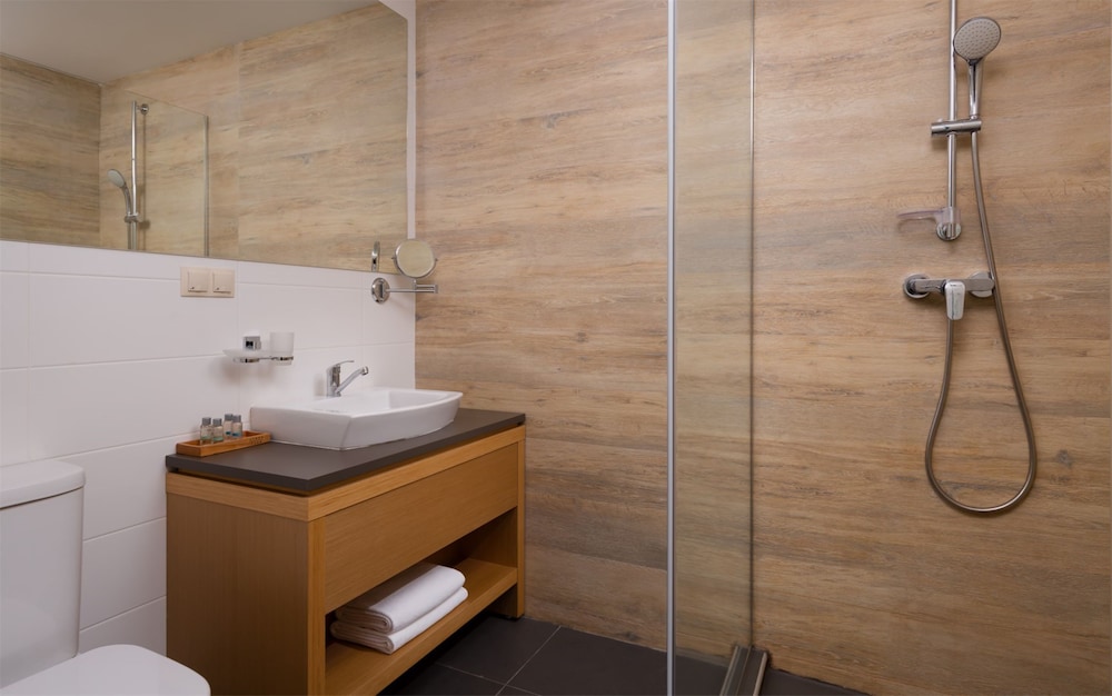 Superior Twin Room, Balcony, City View photo 2