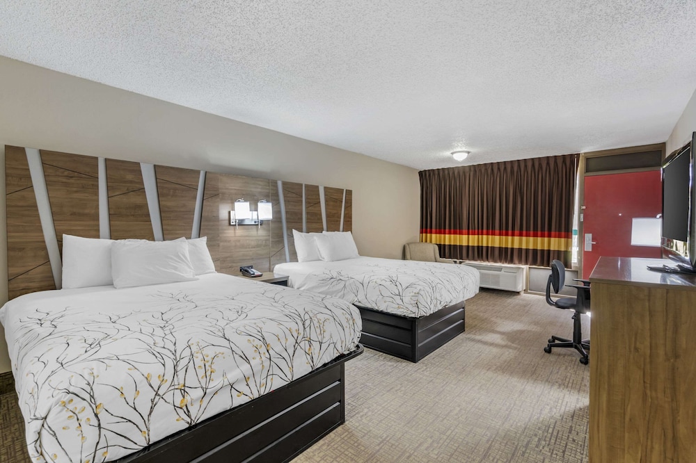 Standard Room, 2 Queen Beds, Non Smoking, Poolside - Photo 4