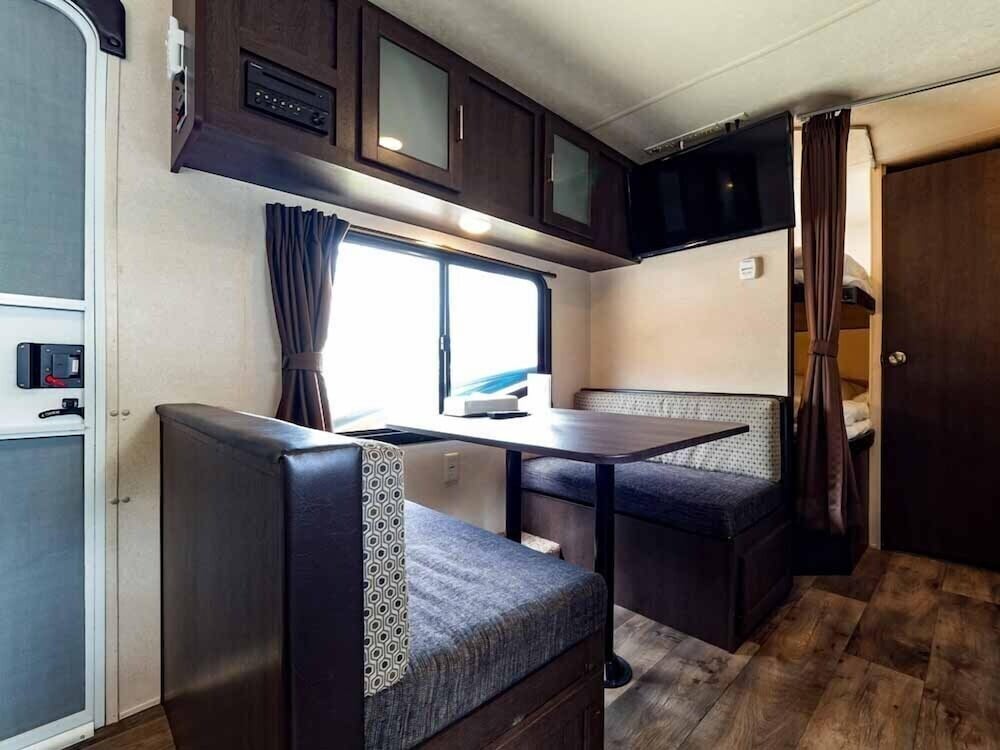Trailer House - Photo 10