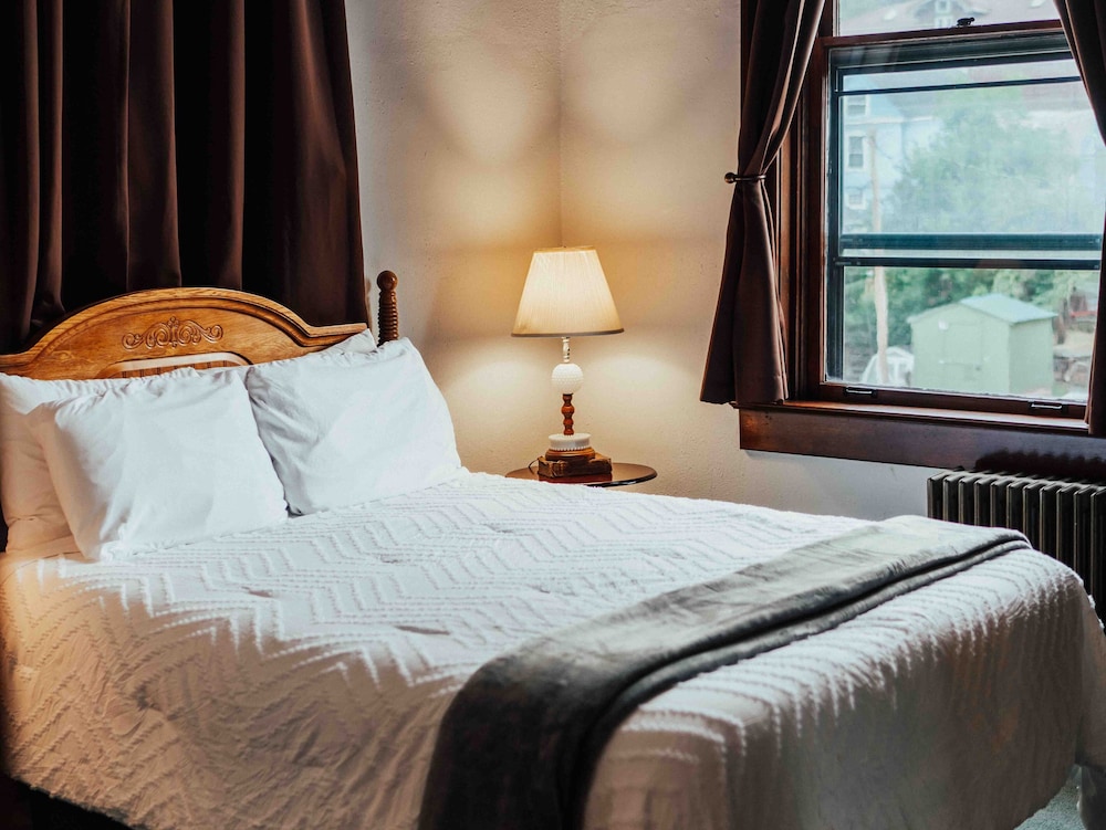 Suite, 1 Queen Bed (Deliberation)