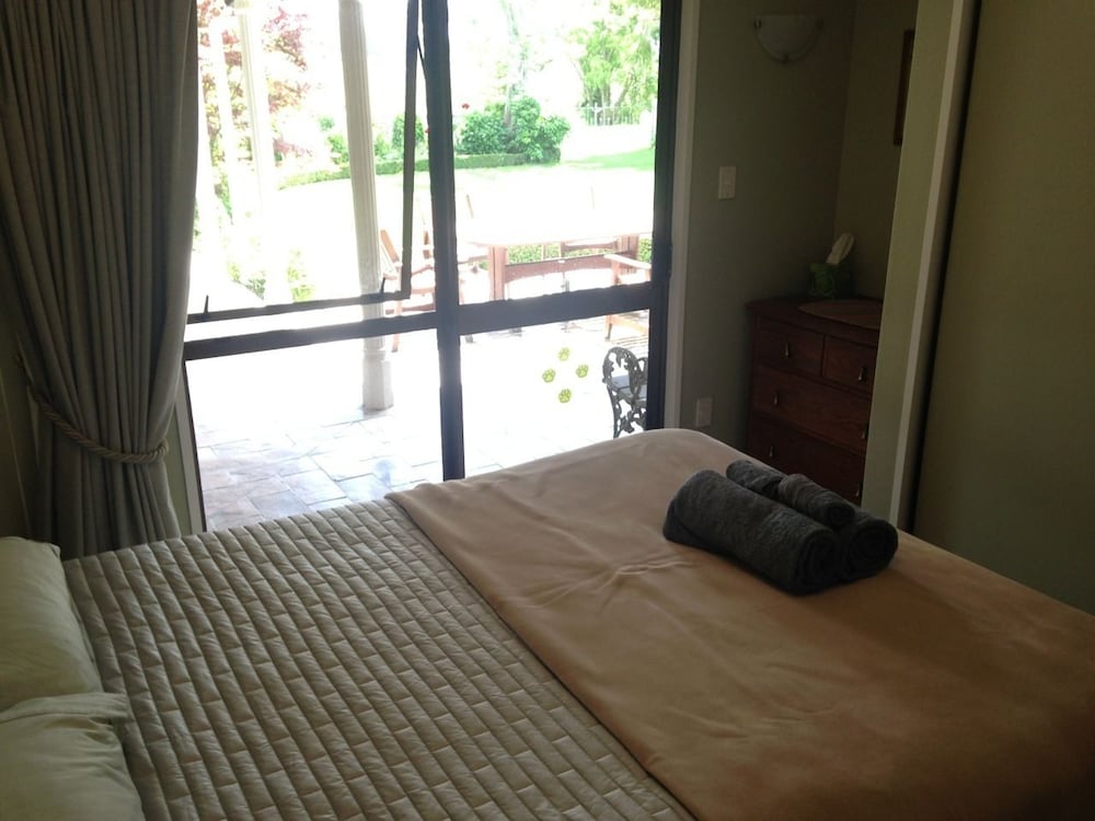 Standard Room, 1 Queen Bed, Shared Bathroom photo 2