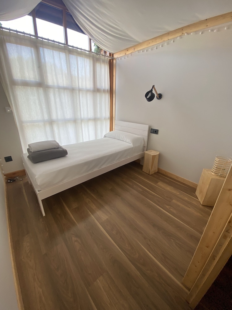 Room (Twin With Shared Bathroom) photo 2