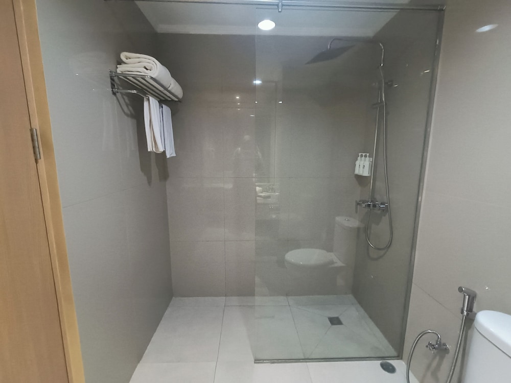 Junior Suite Queen Pool Access - Photo 2