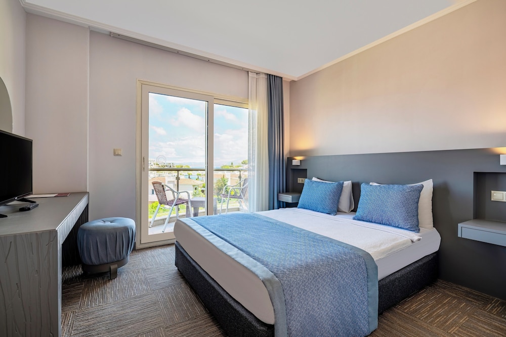 Superior Room, Land View