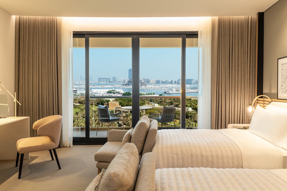 Royal Club Tower Twin Sea View With Club Lounge Access and Airport Transfer, Capacity 2 Guests thumbnail 5