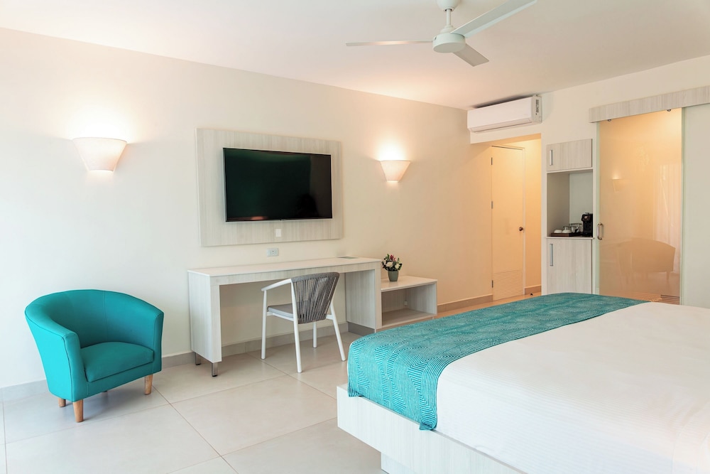 Premium Tropicana King Bed with Plunge Pool photo 2