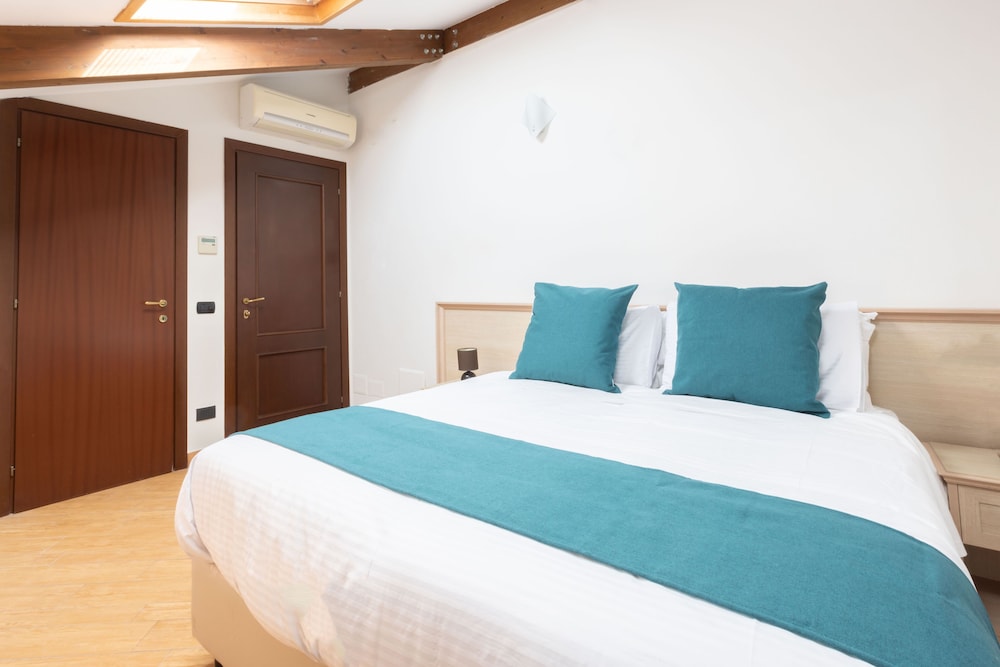 Double Room - Photo 8