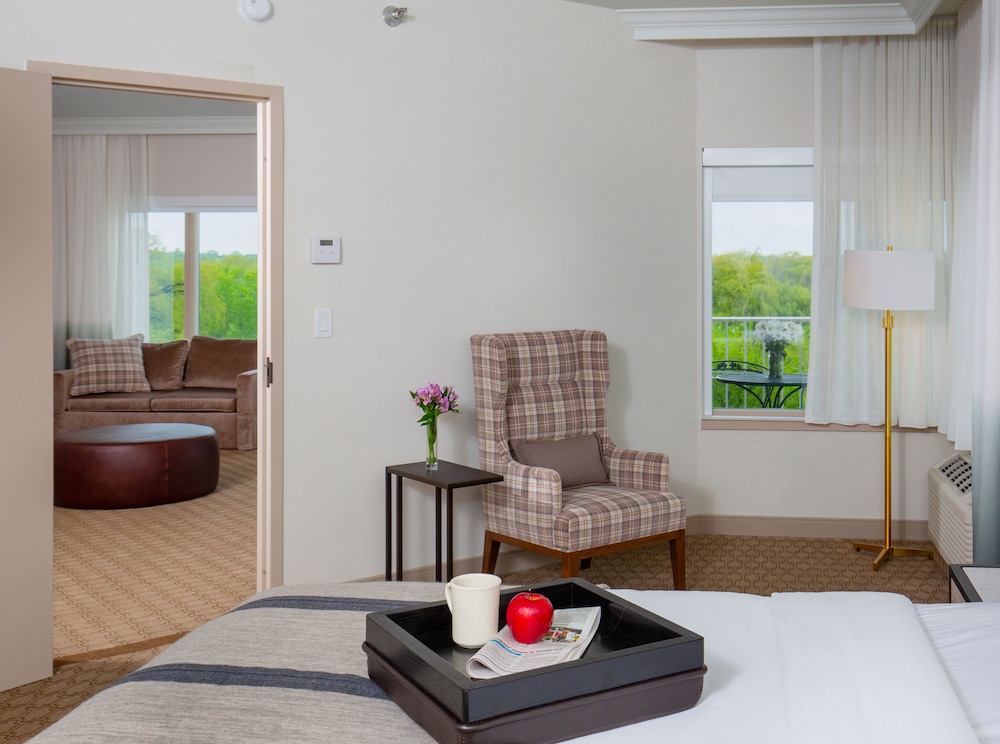 Governor Suite Double Queen - No Water Park Included