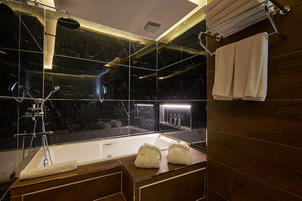 Family Room, Jetted Tub - Photo 2