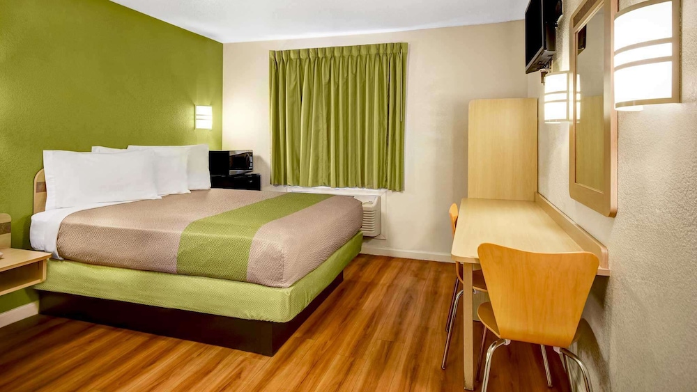 Deluxe Room, 1 Queen Bed, Non Smoking, Refrigerator & Microwave photo 2