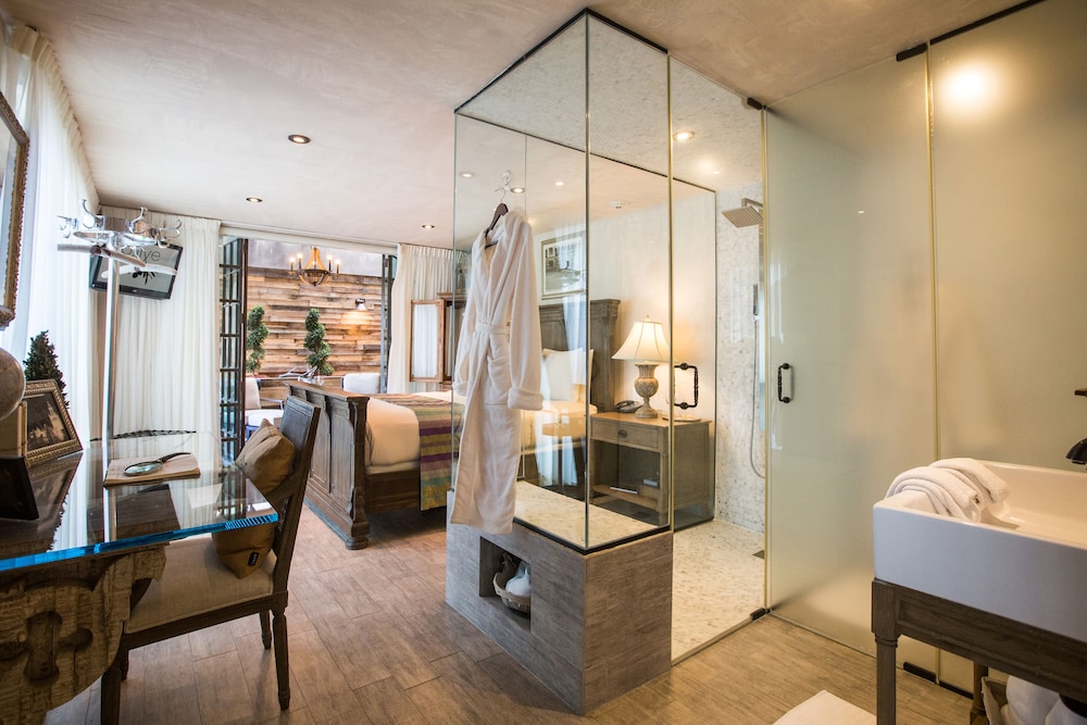 Suite (Partial Lagoon View)