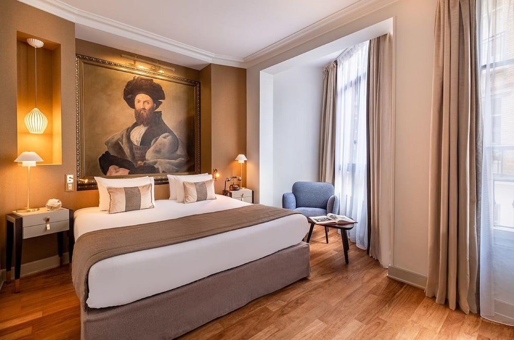 Executive Room thumbnail 5