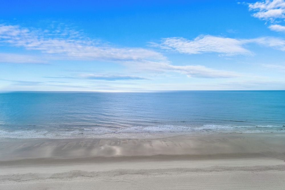 Oceanfront Deluxe Room - Photo 10