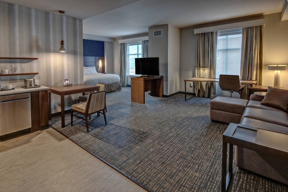 King Studio with Sofa Bed and Transfer Shower - Mobility and Hearing Accessible
