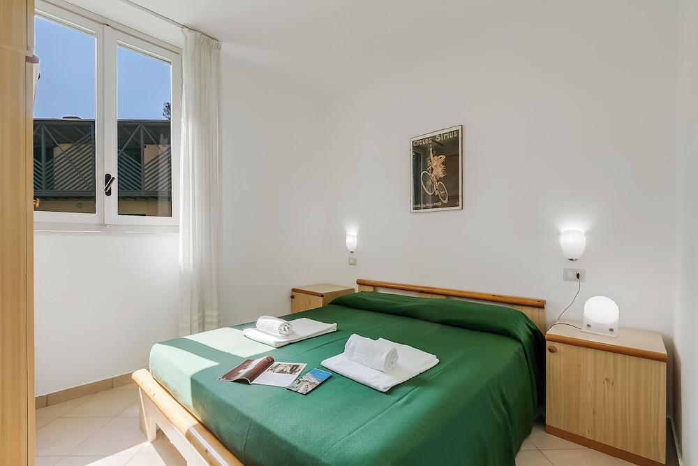 Family Apartment, Multiple Bedrooms, Sea Facing (Le Onde Apartment 2 with Pool n.115/a)