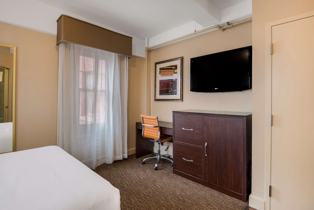 Standard Room, 1 Queen Bed, Non Smoking, Refrigerator & Microwave - Photo 2