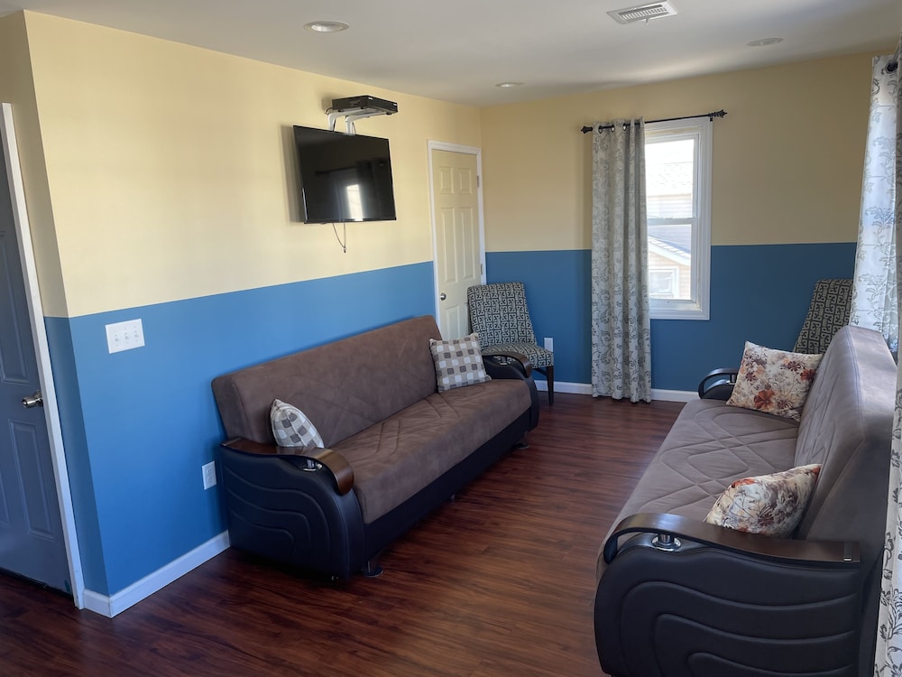 Newly Renovated 4 Bedroom Apartment - Photo 8