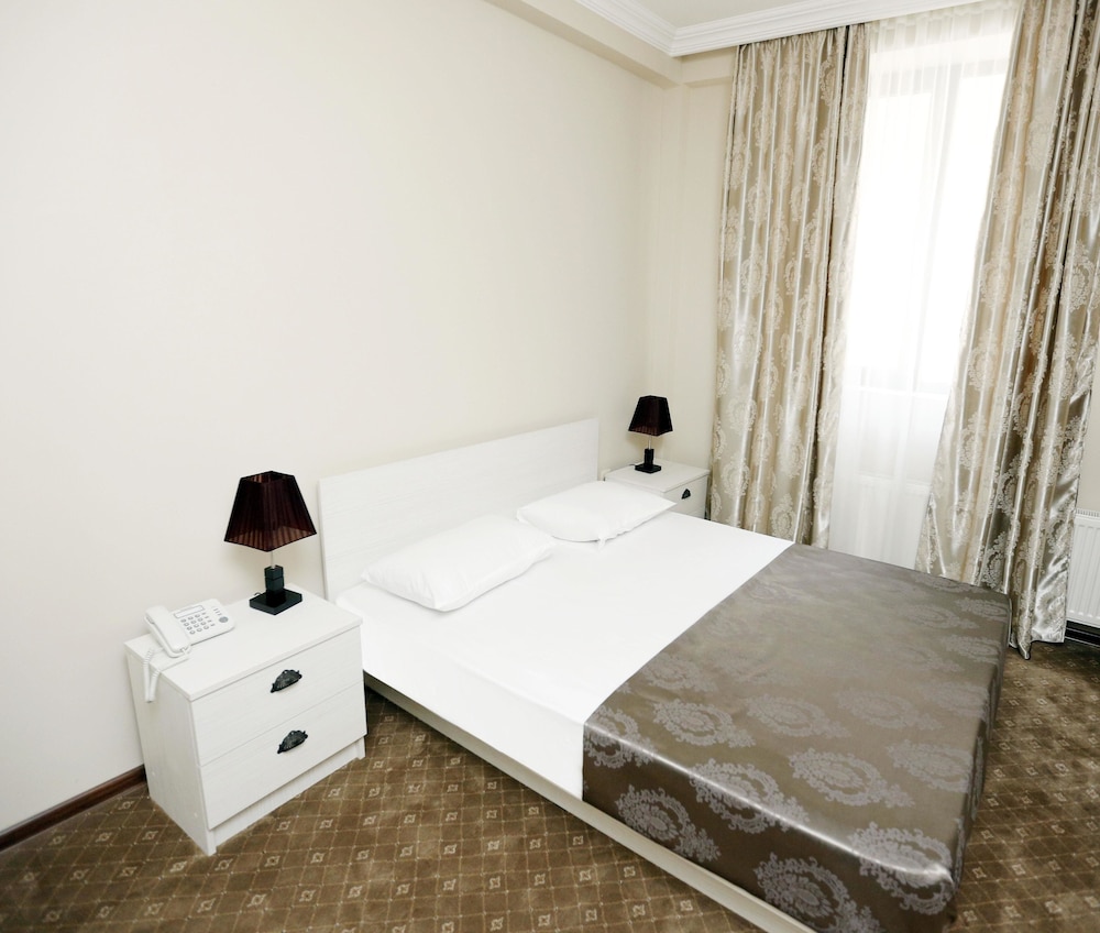 Economy Double Room, 1 King Bed photo 3