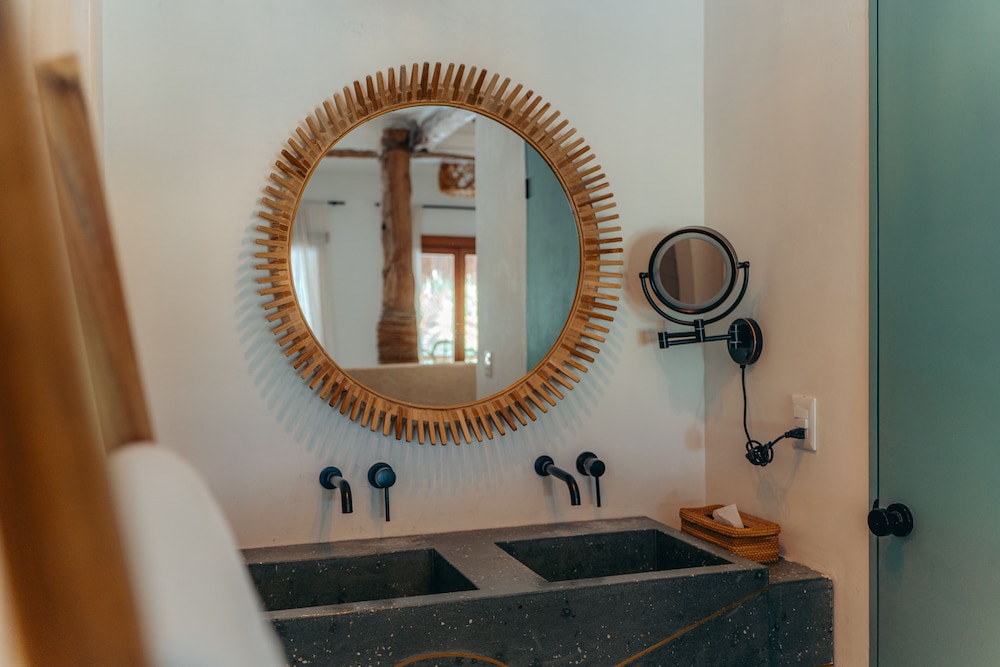 Superior Room, 1 King Bed, Beachfront - Photo 10