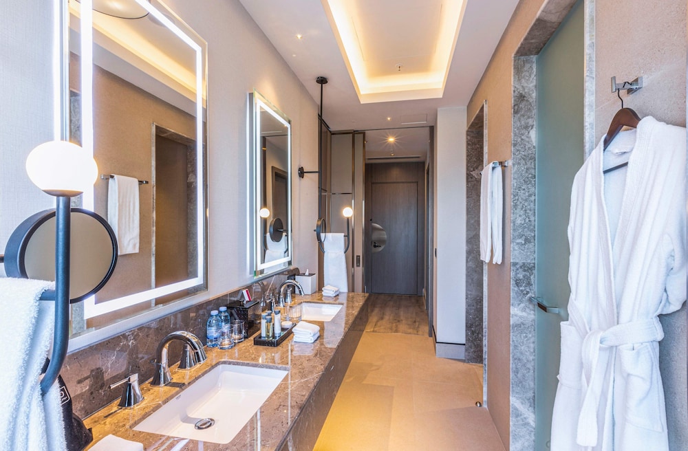 Suite with Balcony, Canal View - Photo 11