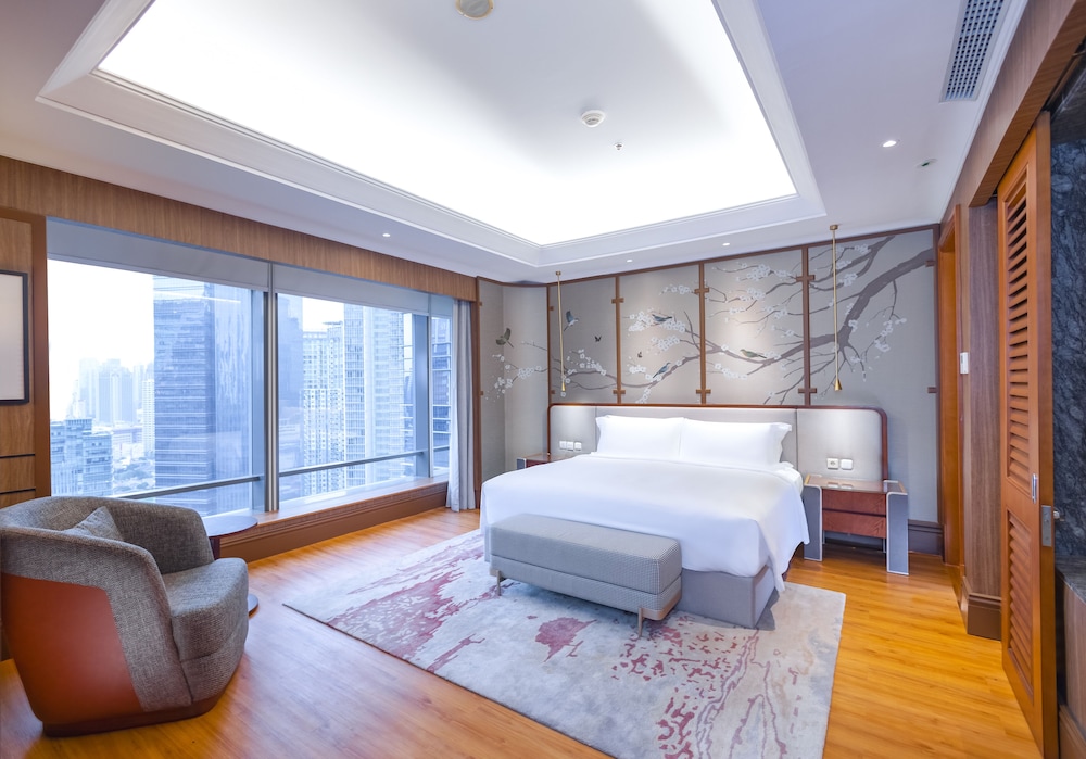 Club Suite, 1 King Bed, City View - Photo 3