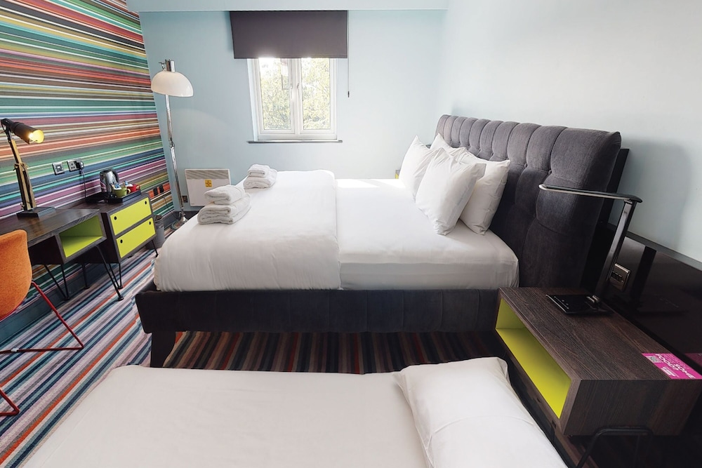 Family Room (1 Double & 1 Rollaway Bed) - Photo 1