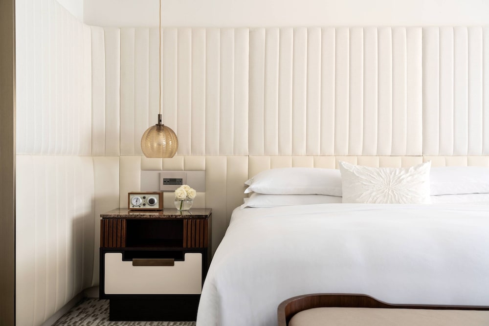 King Room with One King Bed (Non Smoking)