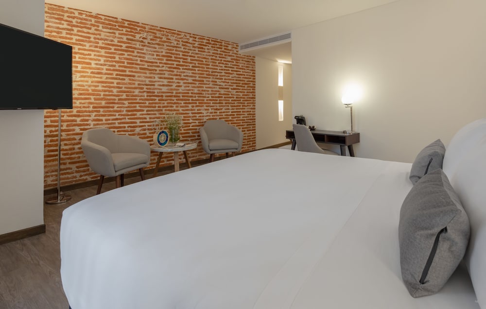 Classic Room, 1 King Bed, Non Smoking - Photo 2