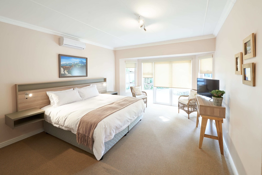 Luxury Suite, 1 Bedroom, Private Bathroom, Pool View