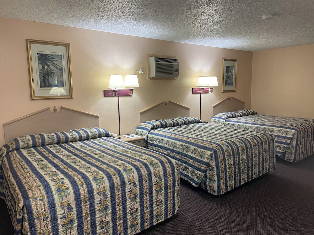 Deluxe Suite, Non Smoking (3 Queen Beds) photo 1