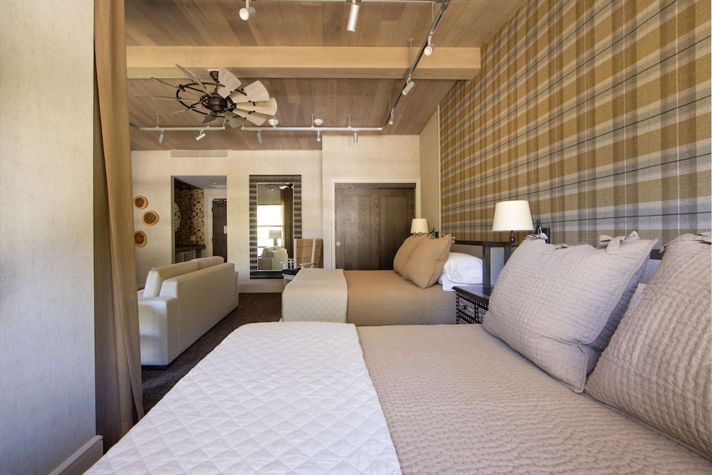 Junior Studio Suite, 2 Queen Beds, Mobility Accessible, Patio photo 3