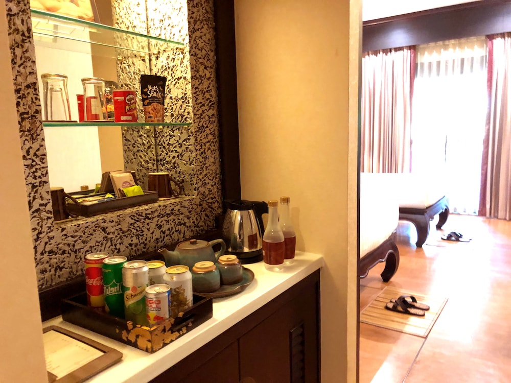 Grand Deluxe Room with Balcony - Photo 7