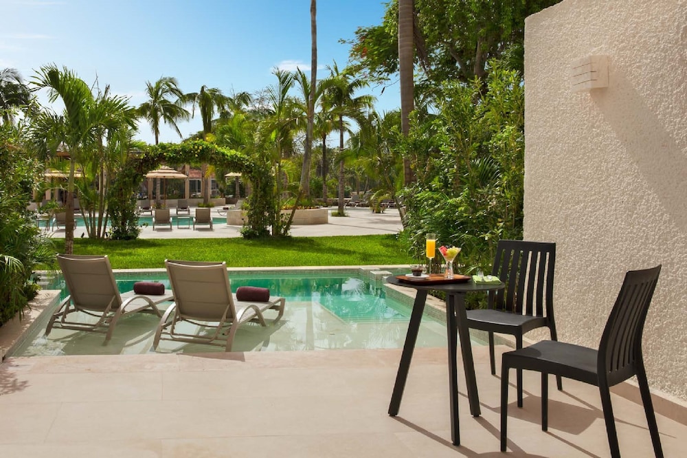 Preferred Club Family Swim Out (Connecting Rooms)