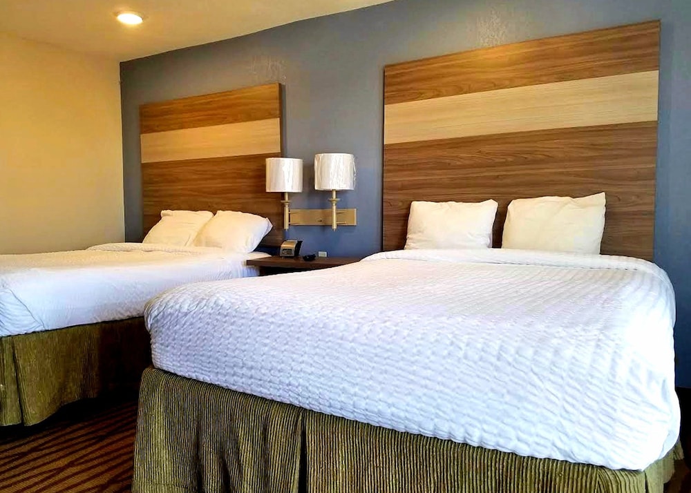 Deluxe Room, 2 Queen Beds, Smoking - Photo 9