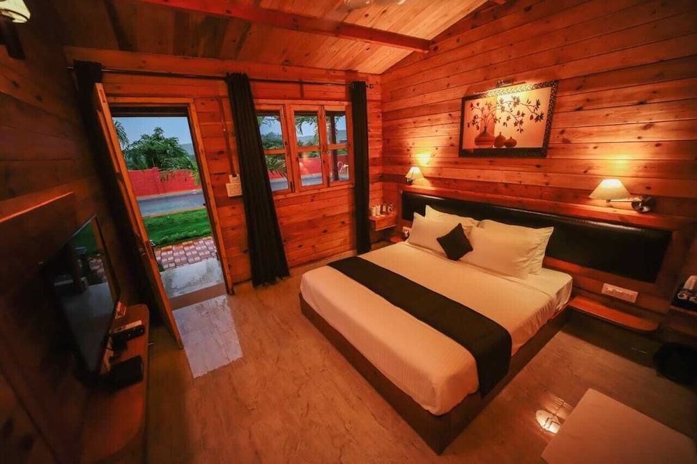 Luxurious Wooden Cottages with Pool View - Photo 1