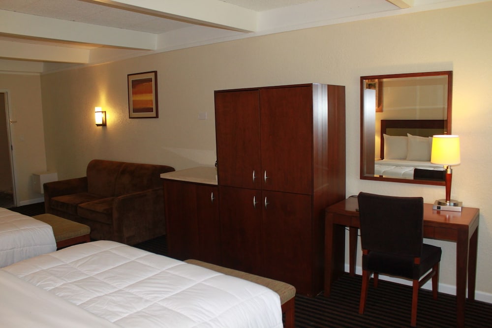 Standard Room, 2 Queen Beds - Photo 2