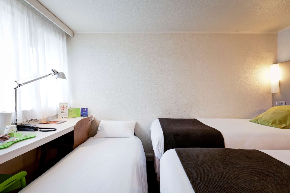 Standard Room, 3 Twin Beds photo 3