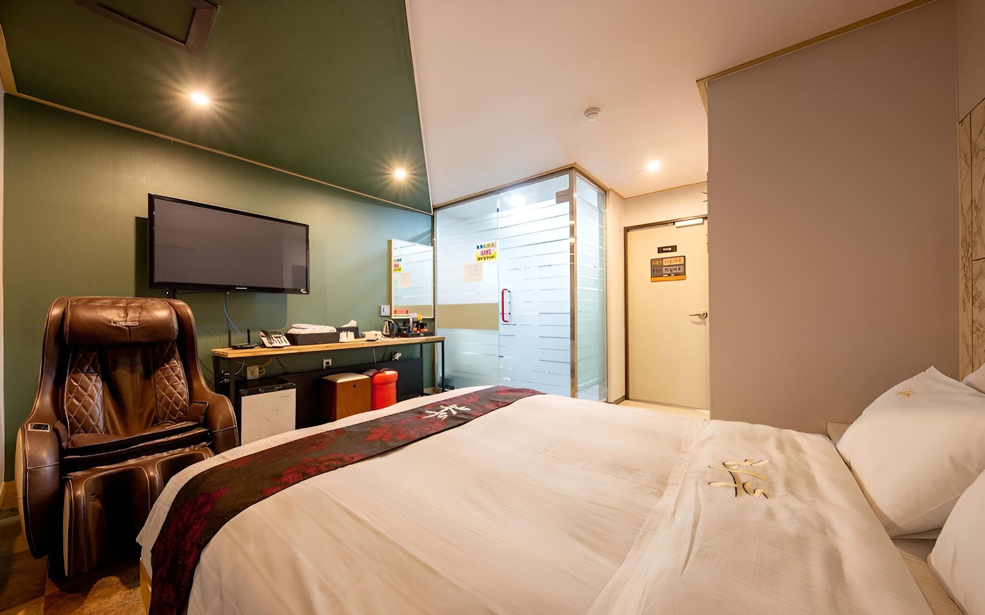 Room (General room) - Photo 1