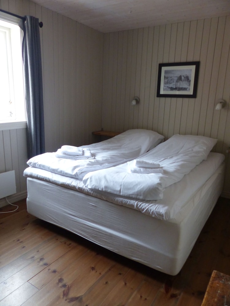 3-bedroom Deluxe rorbu cabin with sea view photo 2