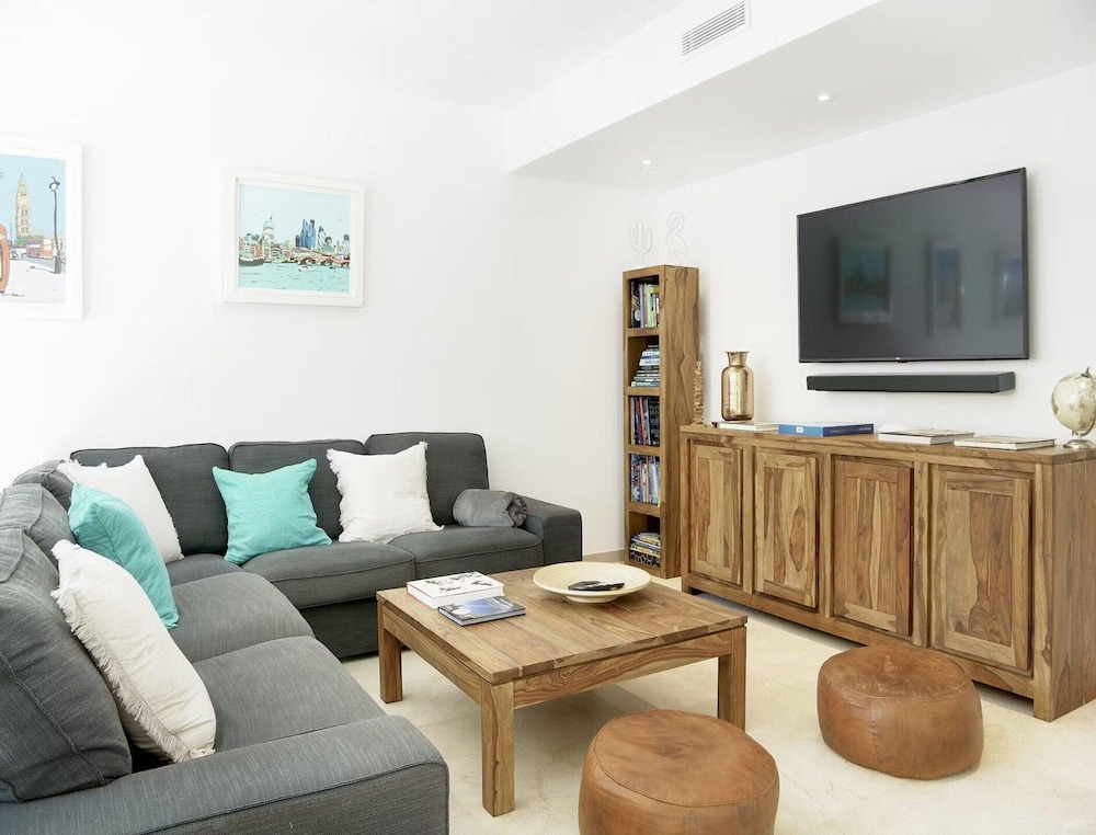 Villa photo 2