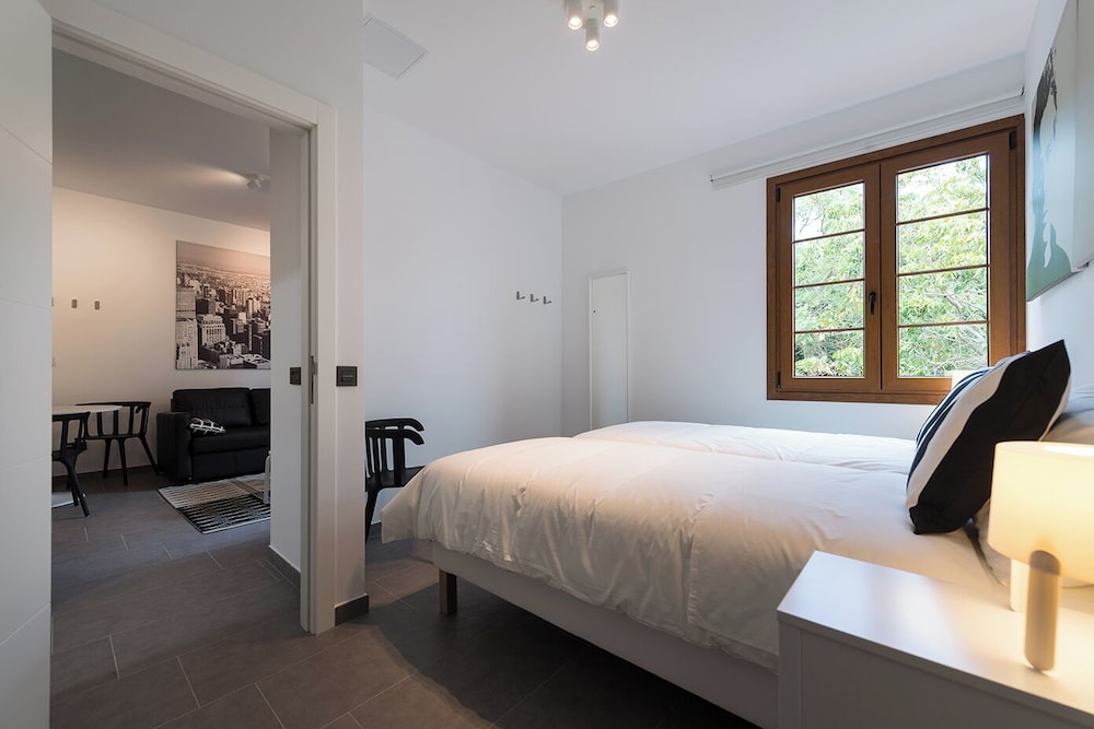 City Apartment, 2 Twin Beds, Private Bathroom, Park View photo 2