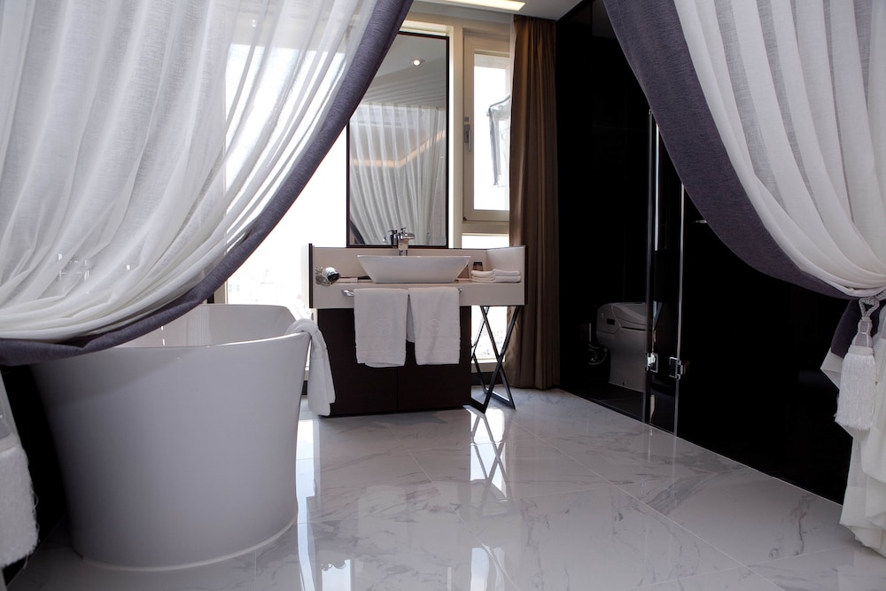 Superior Twin Room (Base person : 2, Max person : 3) photo 3