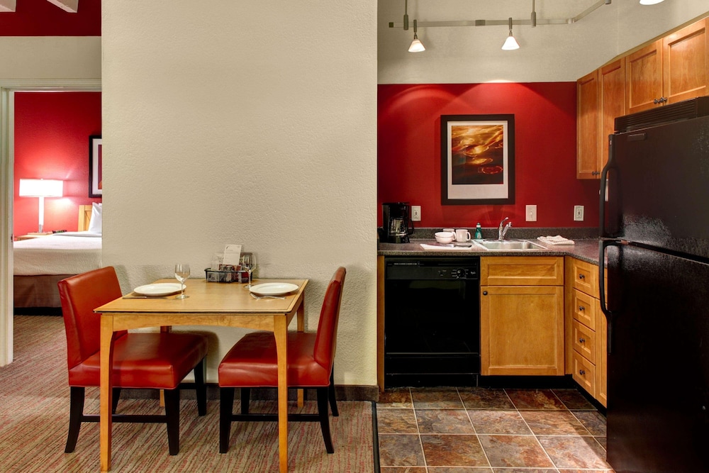 Suite, 1 Bedroom - Photo 4