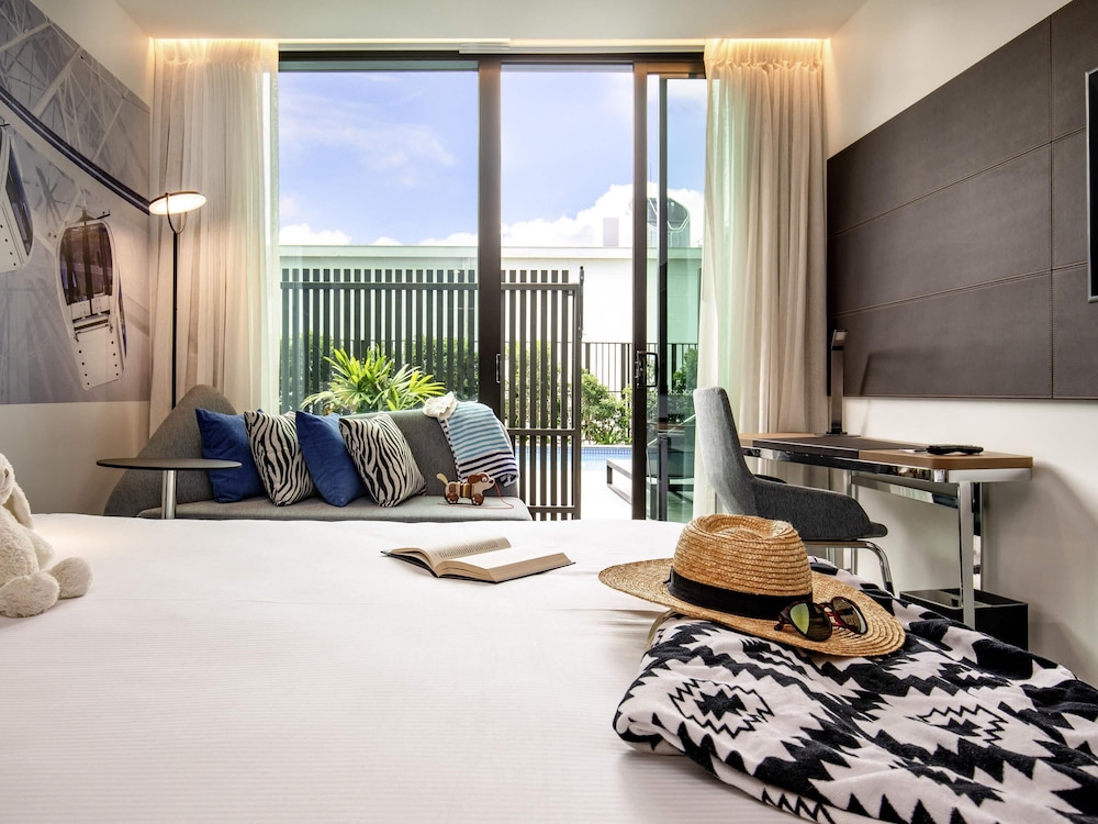 Premier Room, 1 King Bed, Pool Access