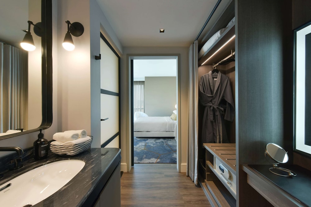 Room, 1 King Bed, City View, Corner - Photo 3
