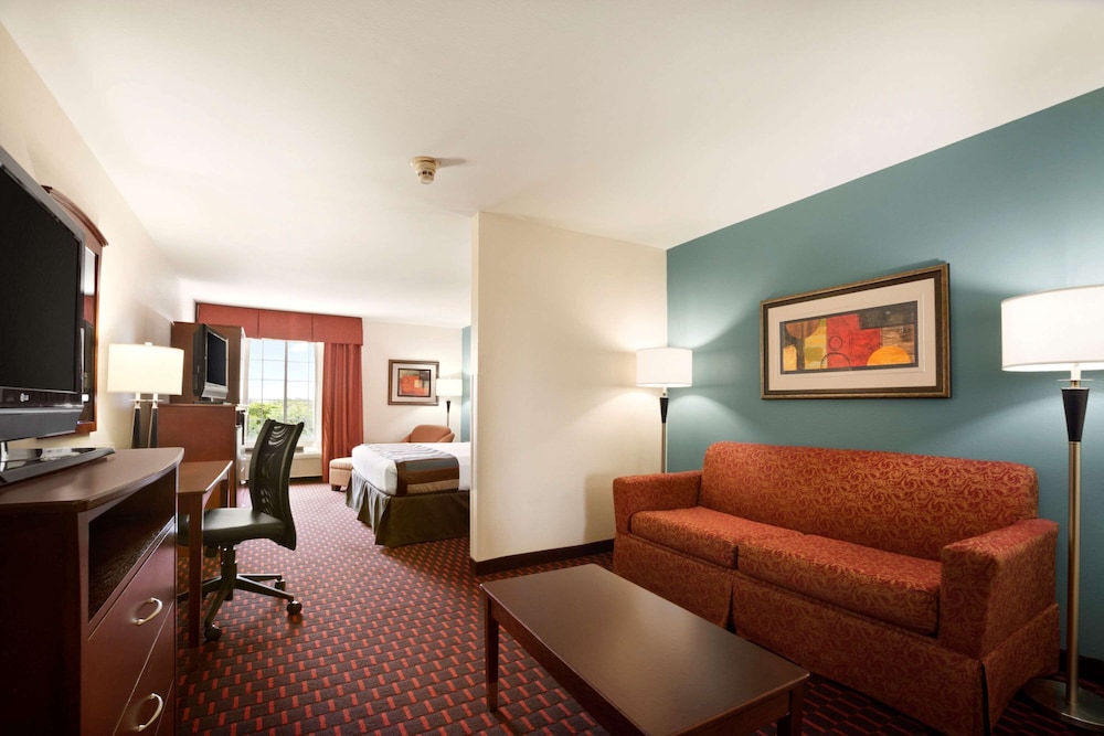 Suite, 1 King Bed, Microwave - Photo 2